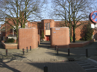 905498 Gezicht op de entree en de voorgevel van de voormalige 1e Da Costaschool (Brederodeplein 13) te Utrecht.